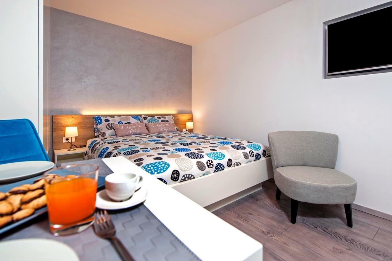 Studio Apartment Kris โรวีน ภายนอก รูปภาพ