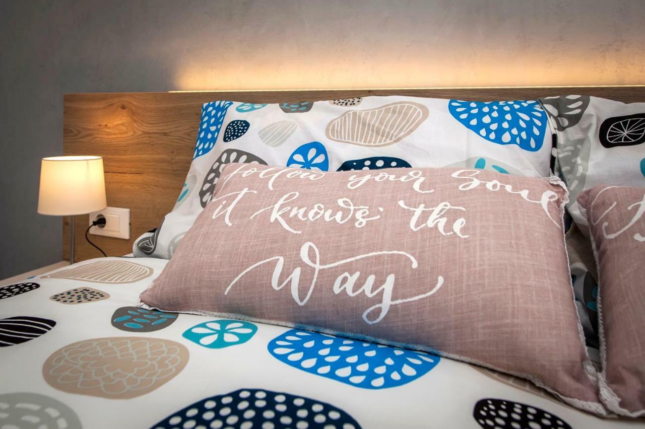 Studio Apartment Kris โรวีน ภายนอก รูปภาพ