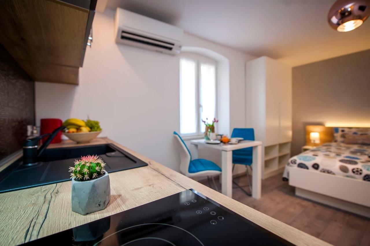 Studio Apartment Kris โรวีน ภายนอก รูปภาพ